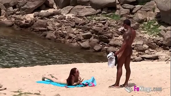 The massive cocked black dude picking up on the nudist beach. So easy, when you're armed with such a blunderbuss कुल ट्यूब दिखाएँ