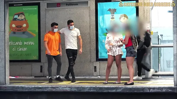 Zobraziť celkovo Meeting Two HOT ASS Babes At Bus Stop Ends In Incredible FOURSOME Back Home skúmavku